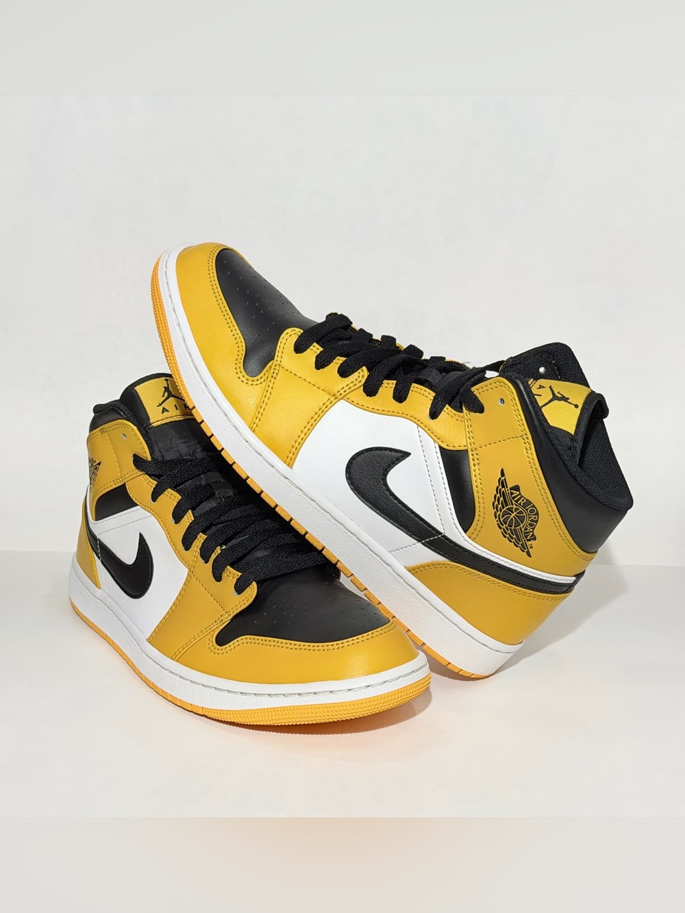 Air Jordan 1 Mid 'Reverse Yellow Toe' sneakers 554724-701 Men’s Size 11